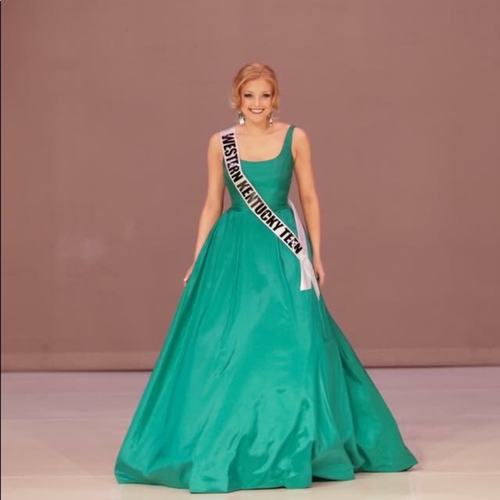 Emerald green Sherri Hill ball gown!